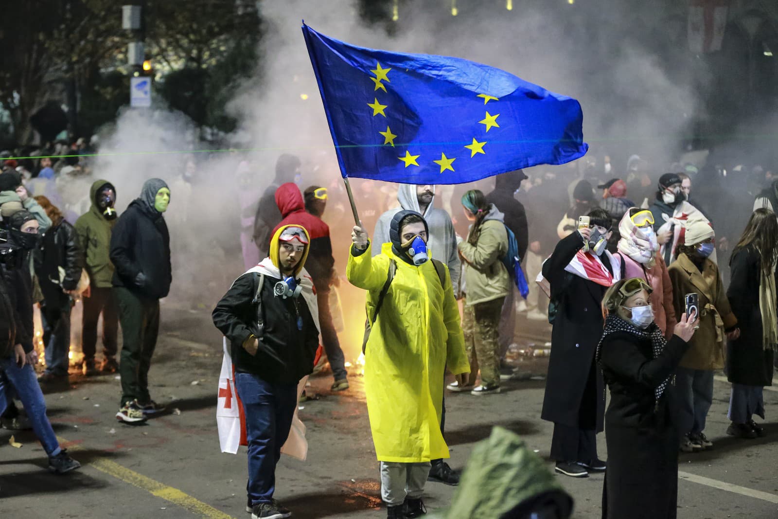 Demonštrant s Európskou vlajkou máva počas protestu pred budovou parlamentu v Tbilisi v sobotu 30. novembra 2024.