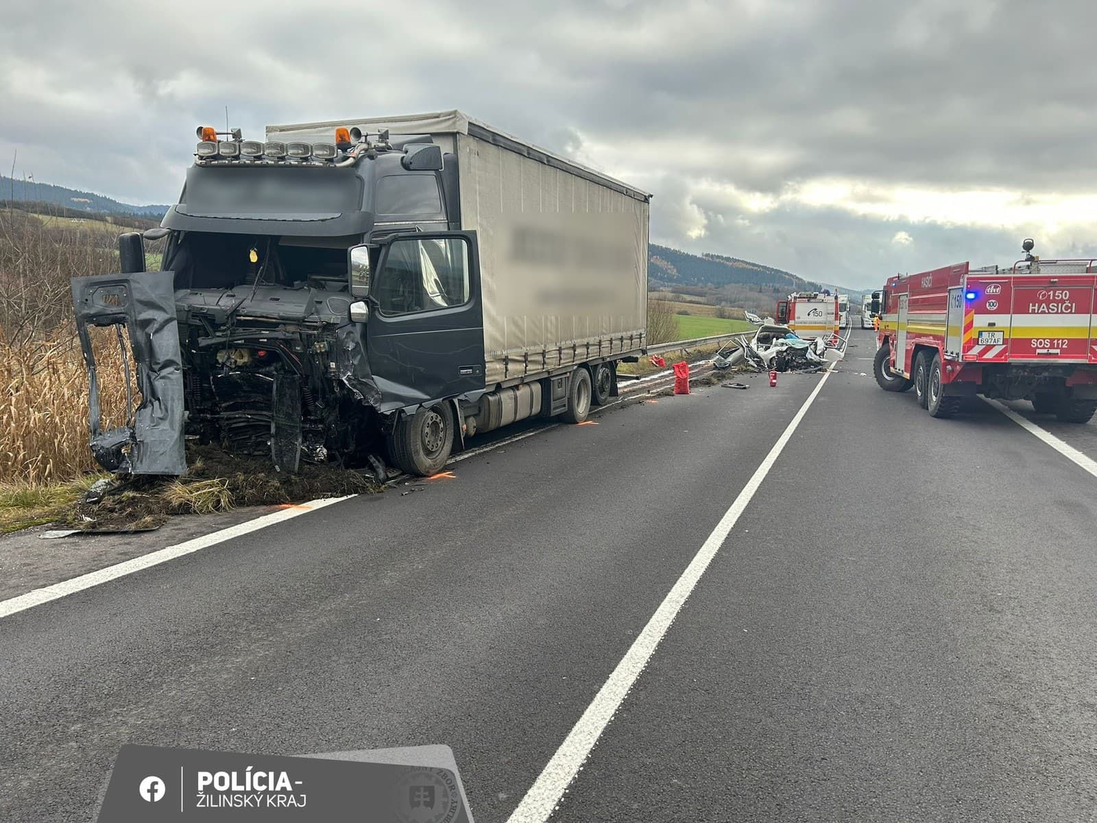 Pri čelnej zrážke s kamiónom zomrela vodička auta