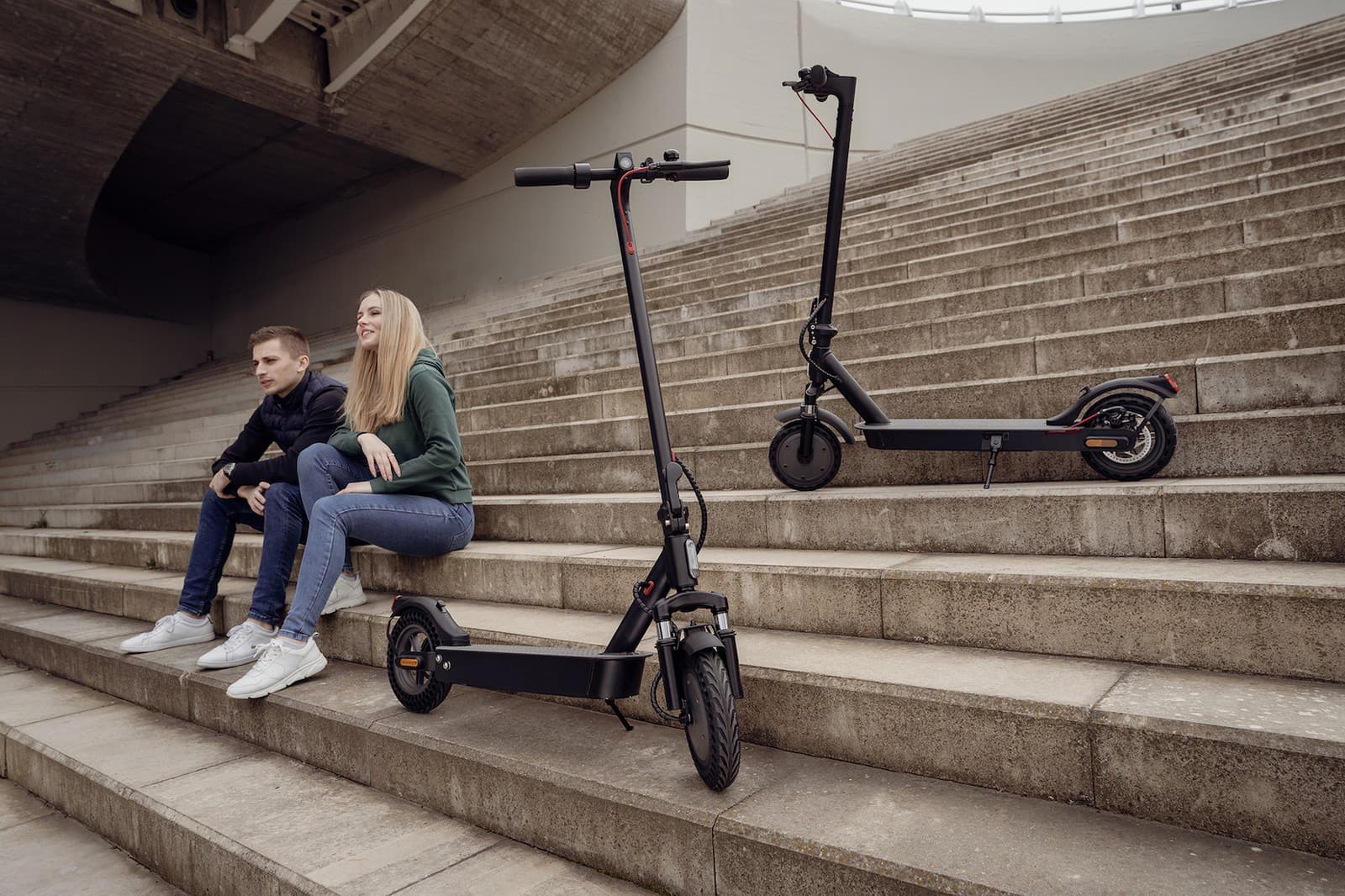 Elektro kolobežka Sencor Scooter S70 má nosnosť až 120 kg, maximálnu rýchlosť až 25 km/h a dojazd až 50 km. 