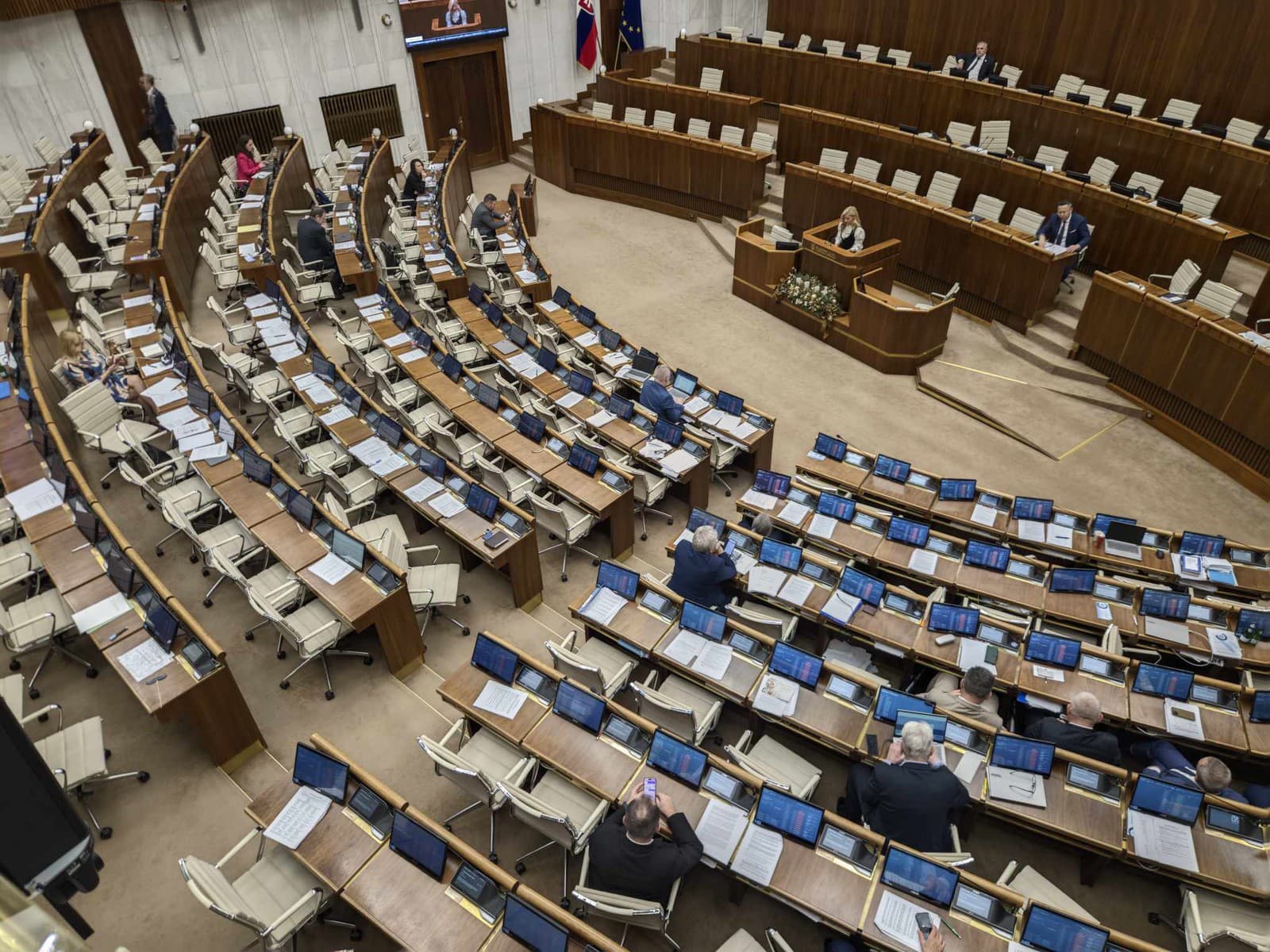 Poslanci začali štvrtkové rokovanie