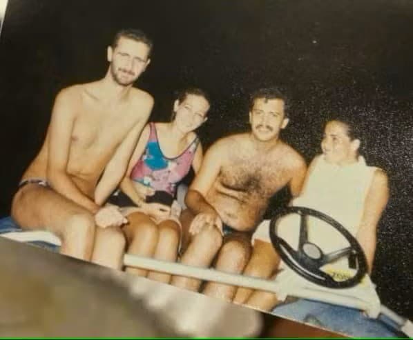 Baššár al-Asad (prvý zľava) v plavkách