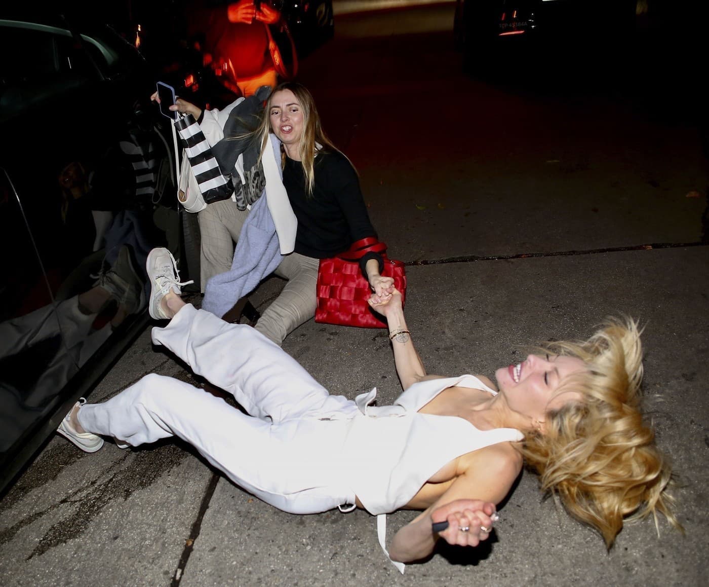 Francesca Eastwood skončila na zemi. 