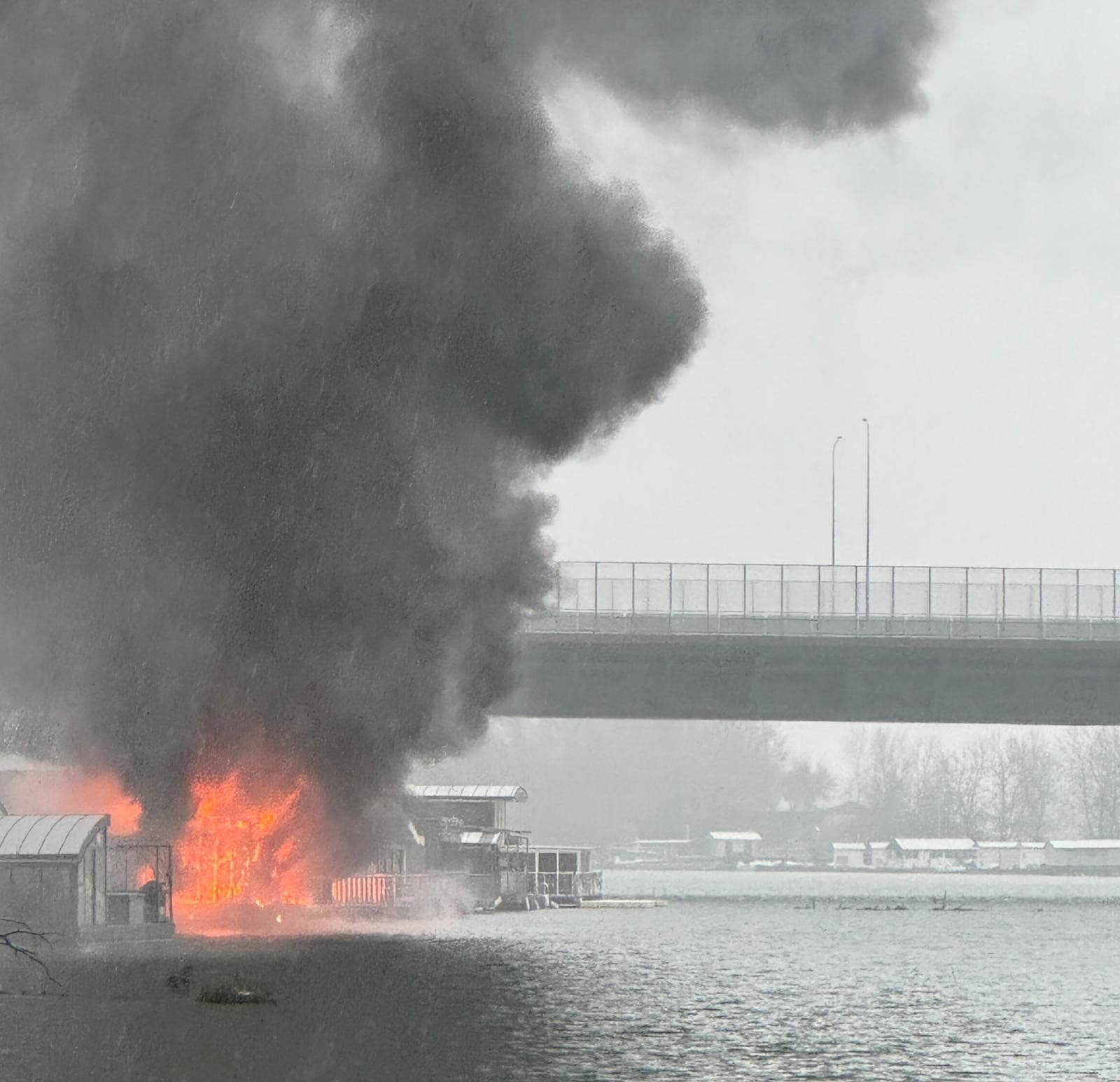 AKTUÁLNE Na Dunaji horí