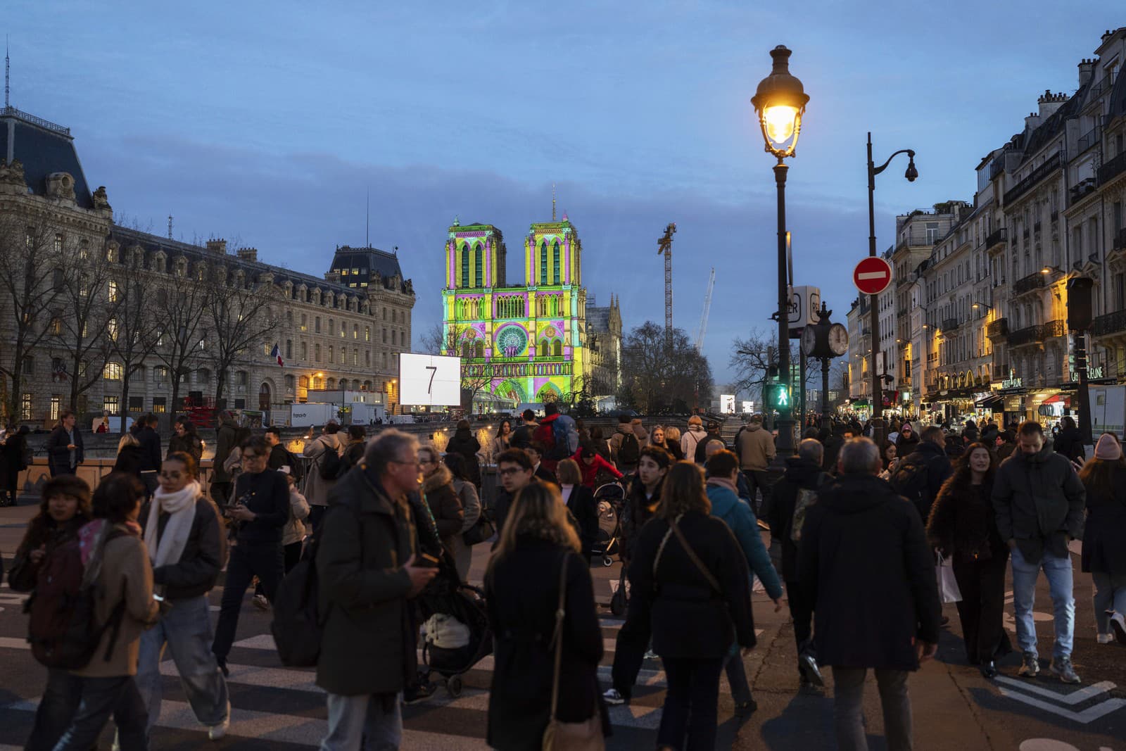 Znovuotvorenie katedrály Notre-Dame po