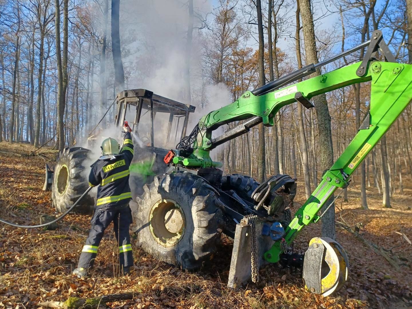 Požiar traktora s hydraulickou rukou na nakladanie dreva v obci Prašice.