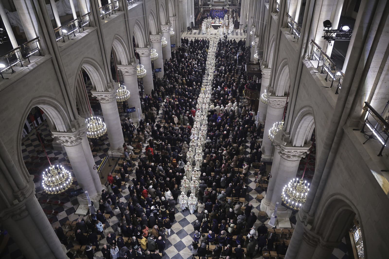 Notre-Dame znovu ožila: Prvá