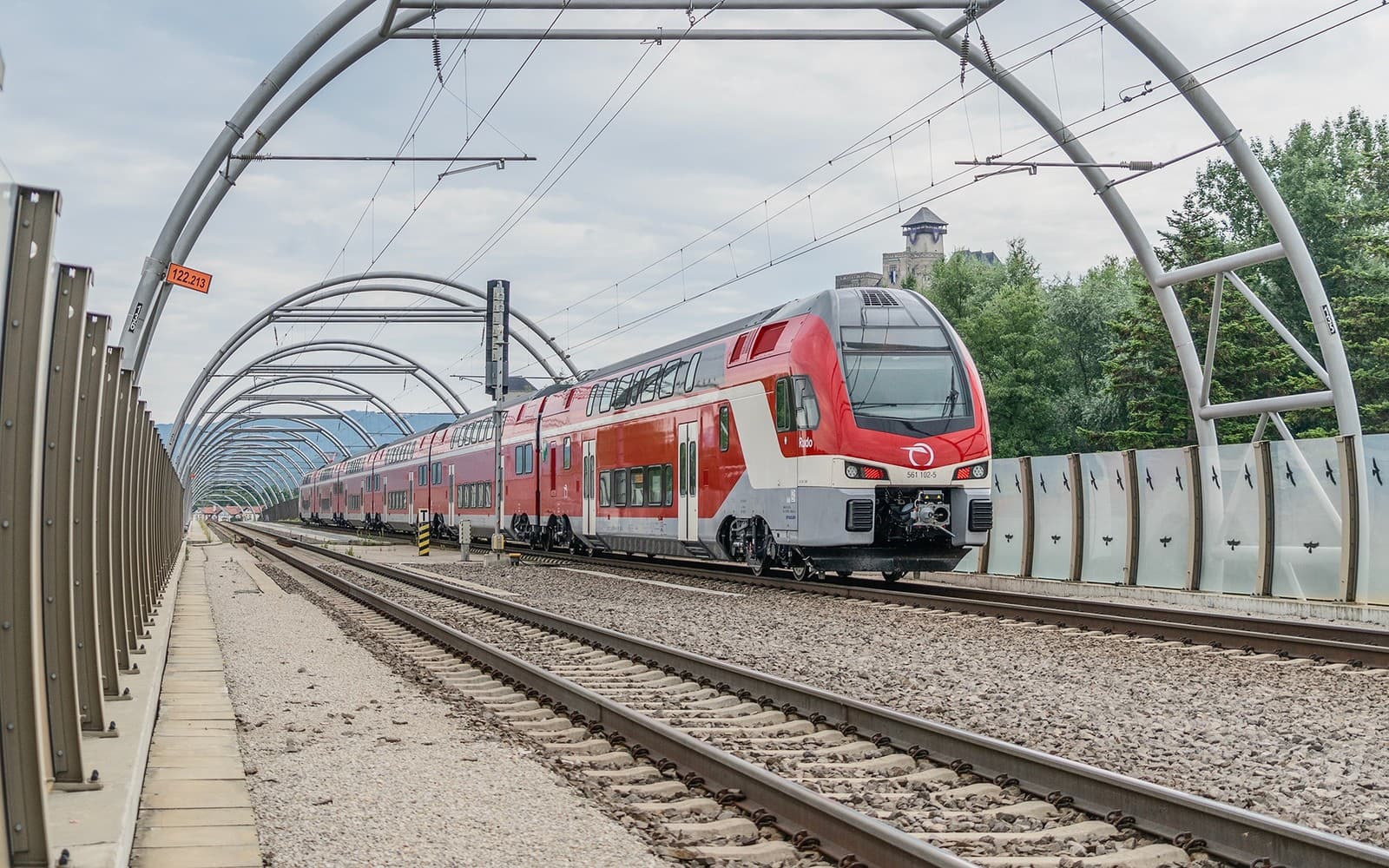 Okrem hlavného ťahu medzi Bratislavou, Žilinou a Košicami ZSSK rozširuje priame spojenia aj v ďalších regiónoch Slovenska