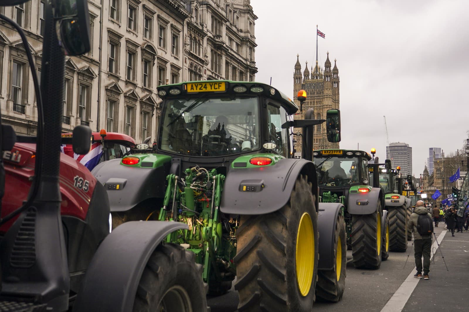 Traktory farmárov počas protestu proti plánovaným zmenám daňových pravidiel v Londýne.