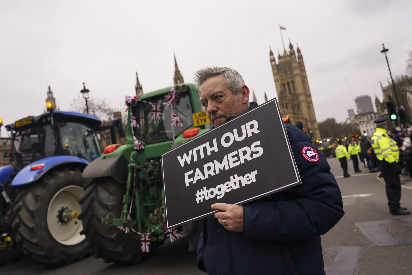 Na snímke muž drží transparent počas protestu farmárov proti plánovaným zmenám daňových pravidiel v Londýne.