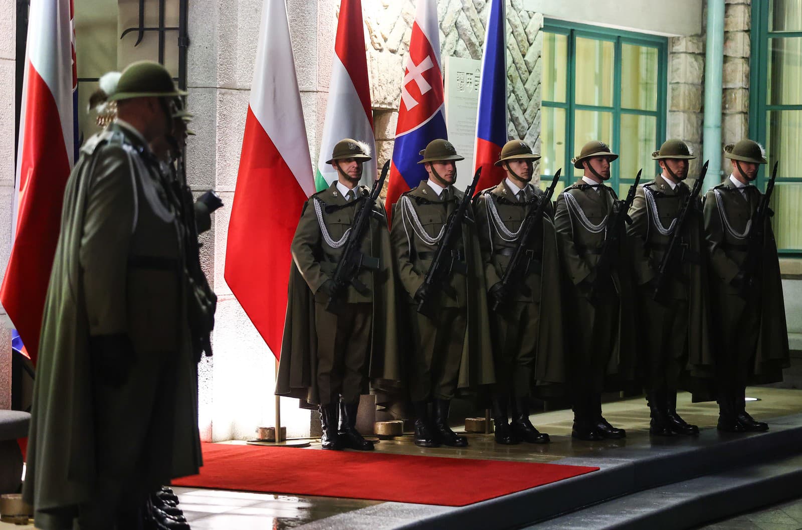 Na snímke čestná stráž poľského prezidenta