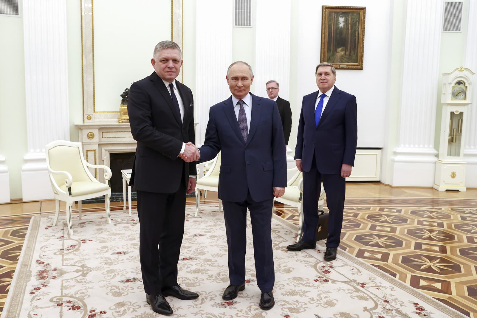 Ruský prezident Vladimir Putin a slovenský premiér Robert Fico počas stretnutia v Moskve.