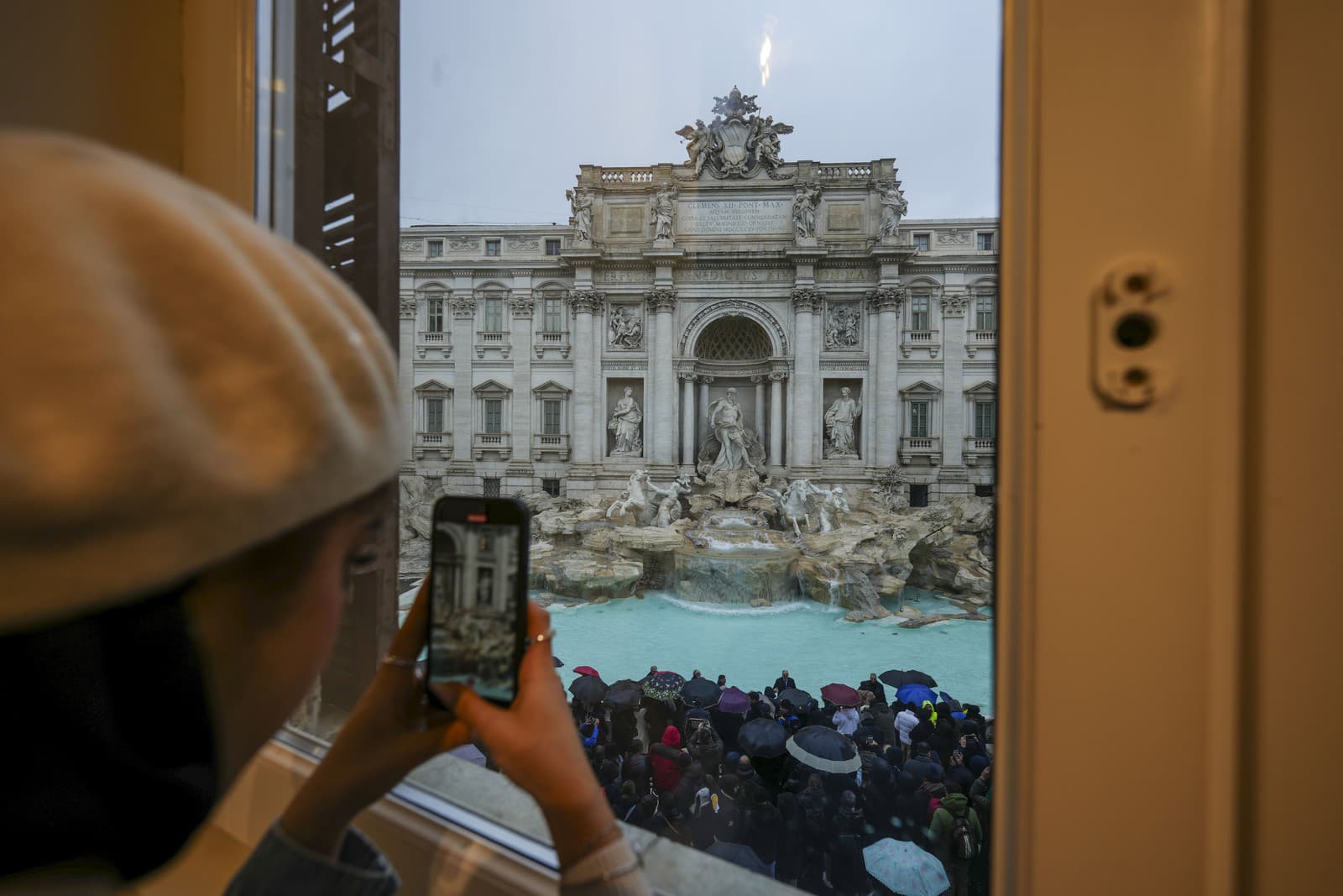 V Ríme znovu otvorili Fontánu di Trevi.