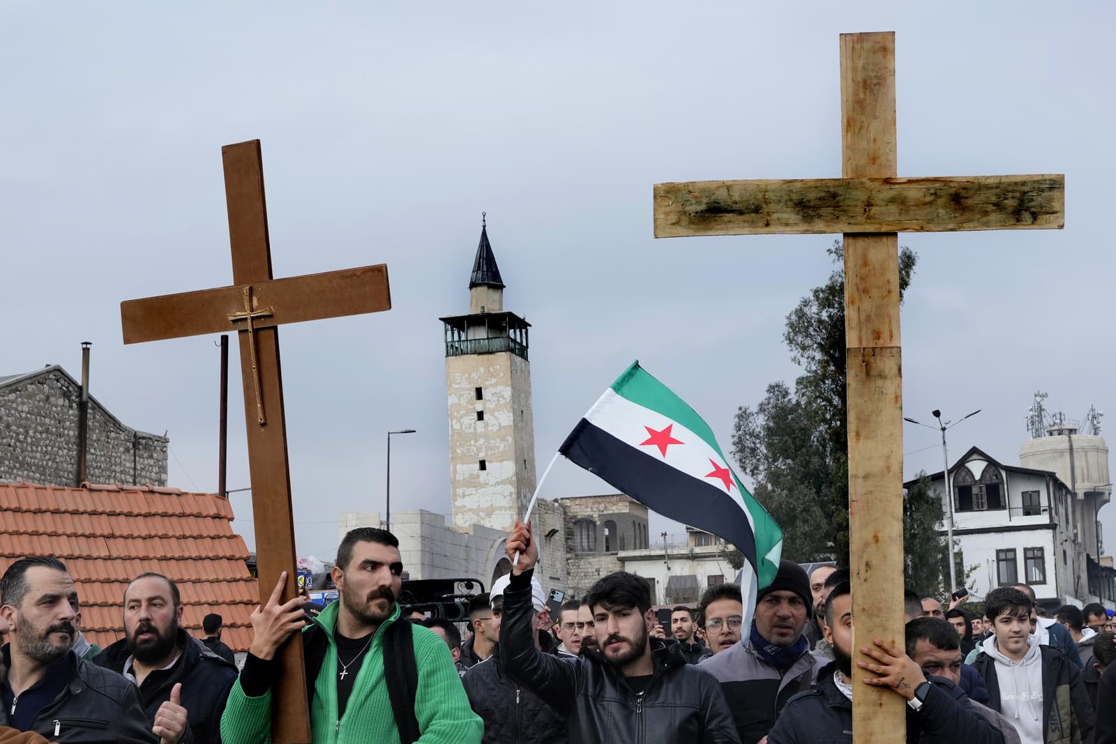 Sýrski kresťania protestujú proti podpaľačskému útoku na vianočný stromček