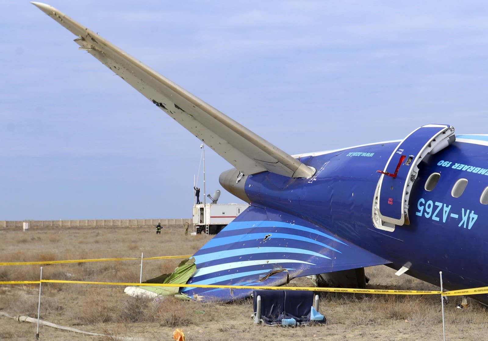 Vrak lietadla Embraer 190 azerbajdžanských aerolínií AZAL, ktoré sa zrútilo pri meste Aktau na západe Kazachstanu.