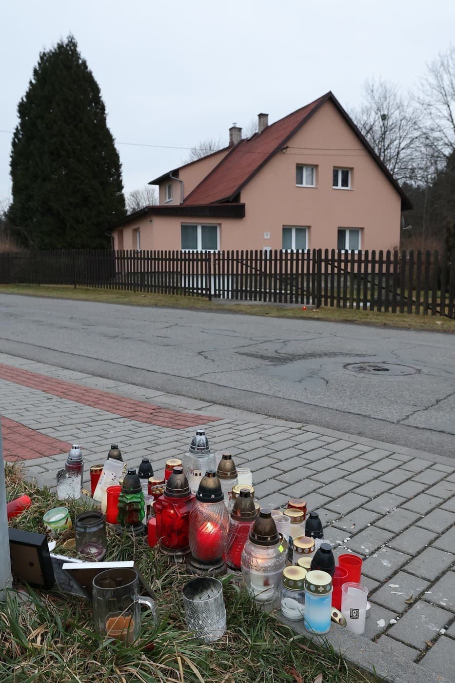 Pietne miesto vzniklo oproti domu, v ktorom žila Helena Zeťová (na foto). Zomrela po páde z okna. 