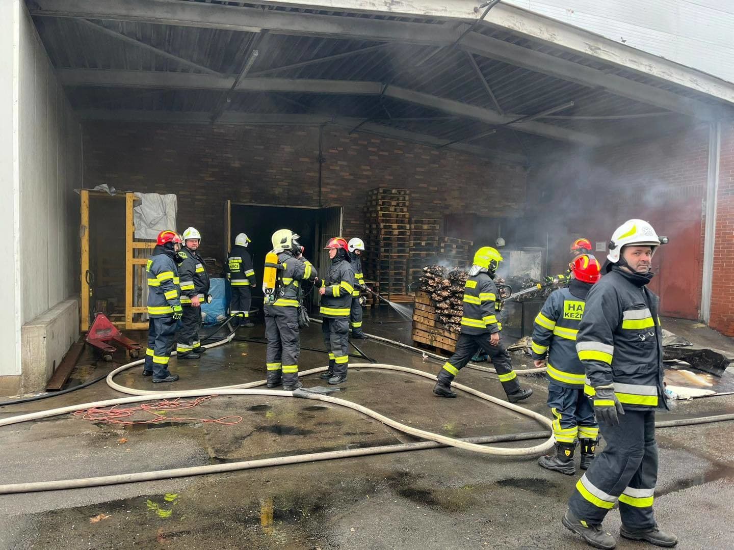 Hasiči zasahujú pri požiari polystyrénu v Kežmarku.