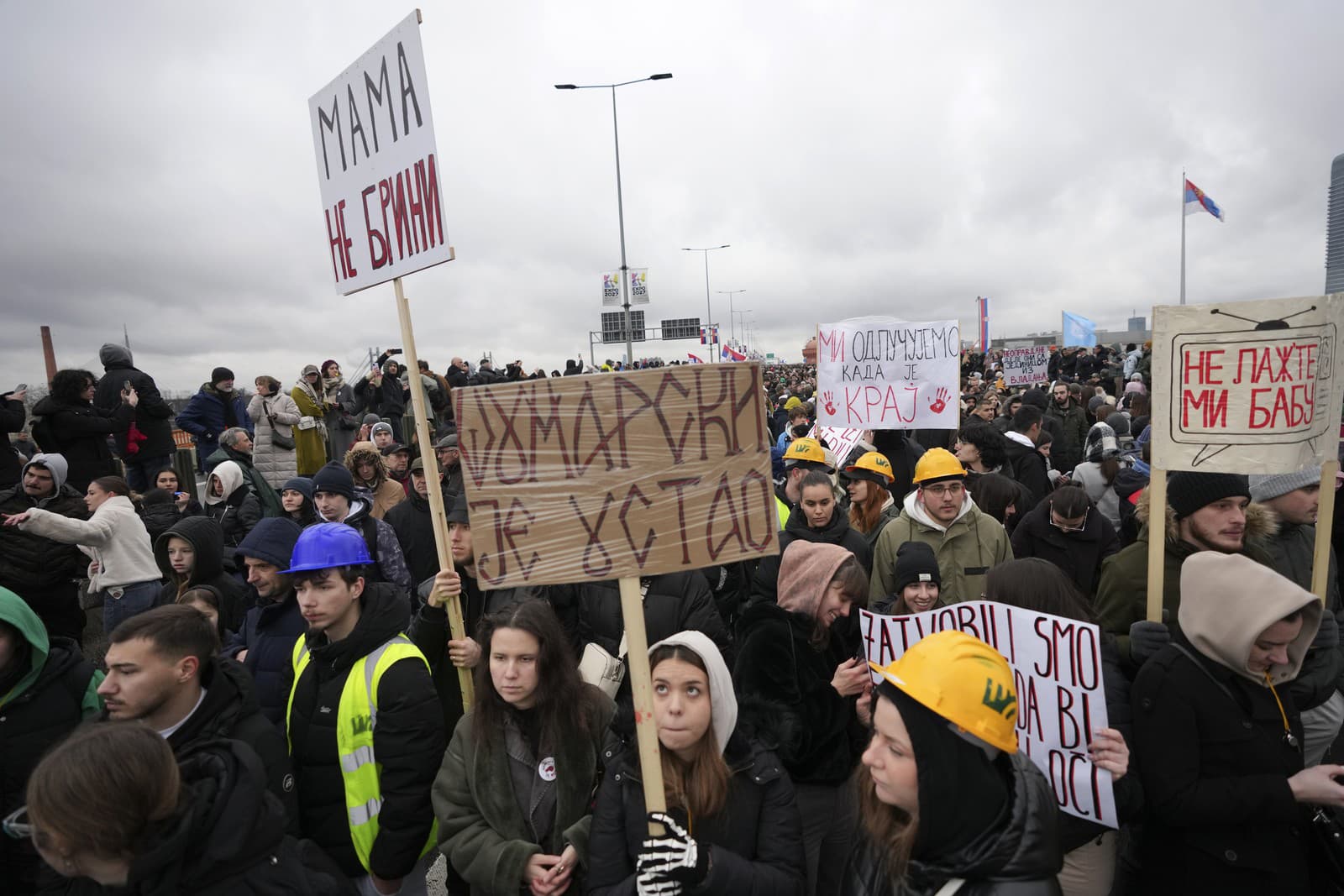 Študenti zablokovali diaľnicu počas protestu k zrúteniu prístreška na železničnej stanici, pri ktorom pred viac ako dvoma mesiacmi zahynulo 15 ľudí v Belehrade.