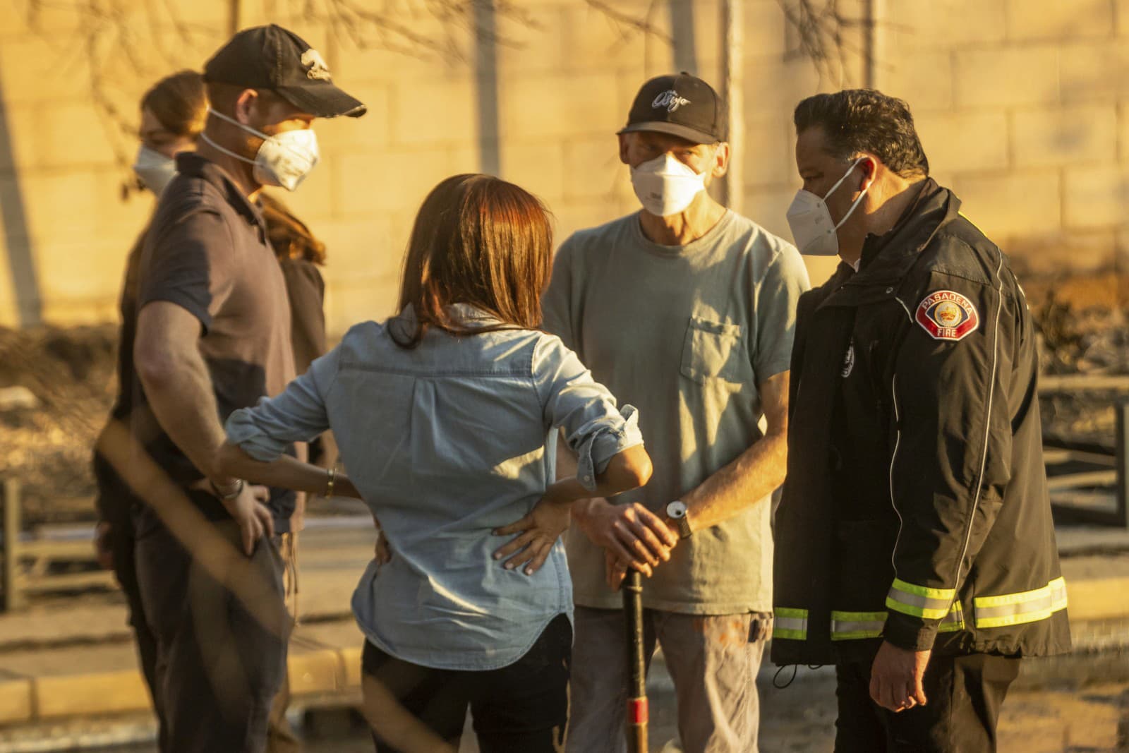 Britský princ Harry, vojvoda zo Sussexu, vľavo, a manželka Meghan Markle, vojvodkyňa zo Sussexu, druhá zľava, hovoria so starostom Pasadeny Victorom Gordom, vpravo.