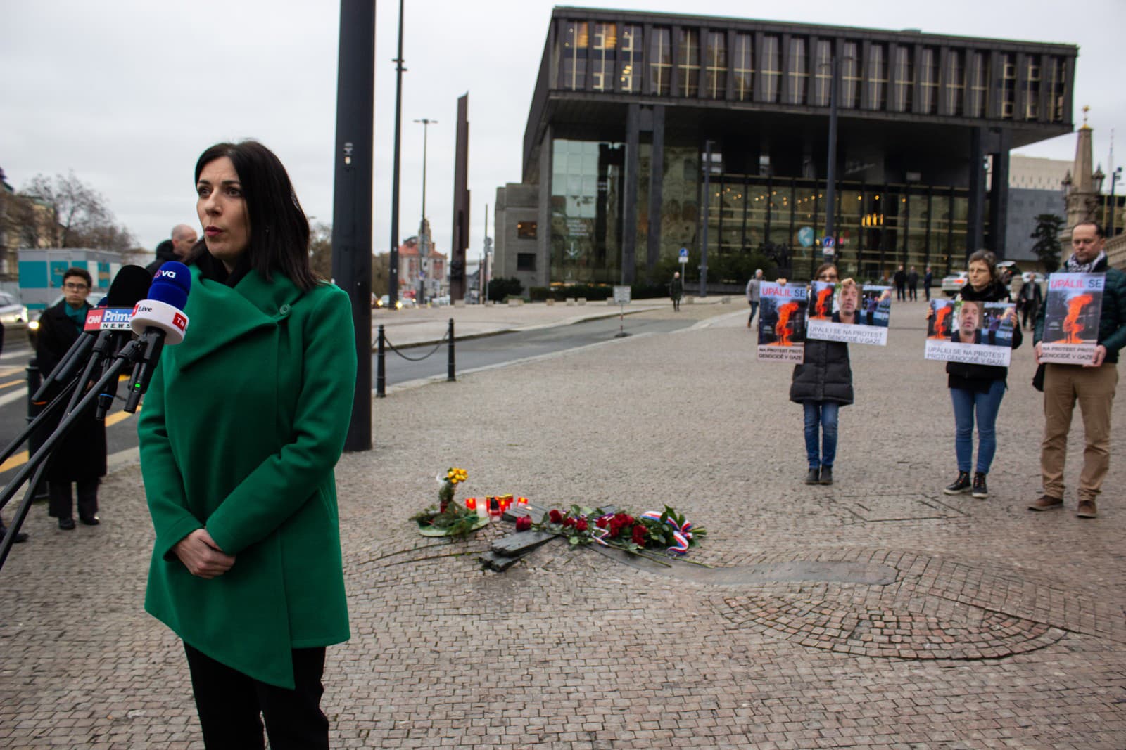 Predsedníčka Poslaneckej snemovne českého parlamentu Markéta Pekarová Adamová dáva vyhlásenie médiám po tom, ako si uctila pamiatku študenta Jana Palacha.