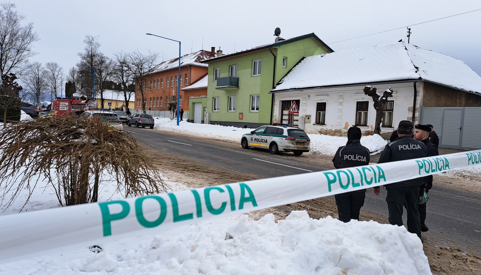 Na snímke policajti hliadkujú na ceste po útoku nožom na gymnáziu (oranžová farba) v meste Spišská Stará Ves