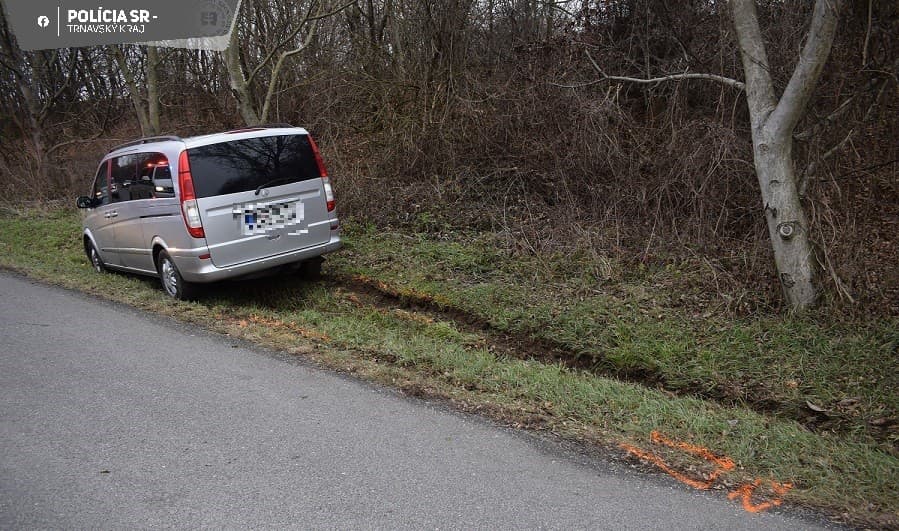  Muž pod vplyvom alkoholu narazil do zábradlia na odcudzenom vozidle