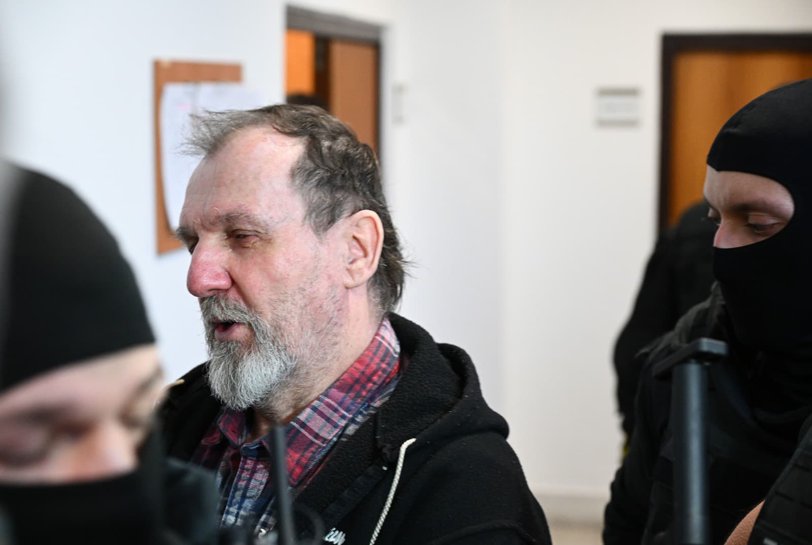 Obvinený atentátnik Juraj Cintula , ktorý strieľal na premiéra Roberta Fica, prichádza na Okresný súd v Trenčíne