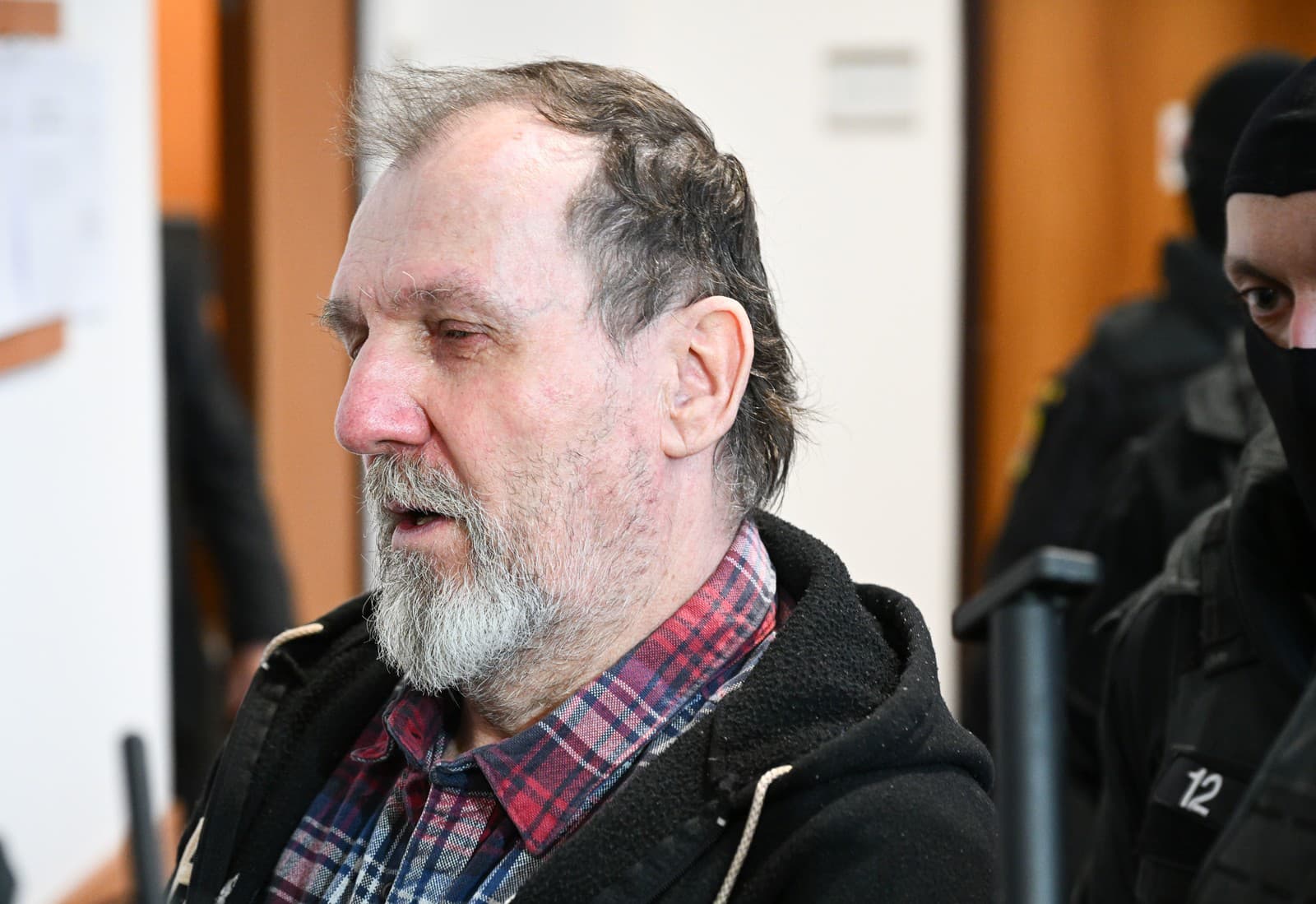 Obvinený atentátnik Juraj Cintula , ktorý strieľal na premiéra Roberta Fica, prichádza na Okresný súd v Trenčíne