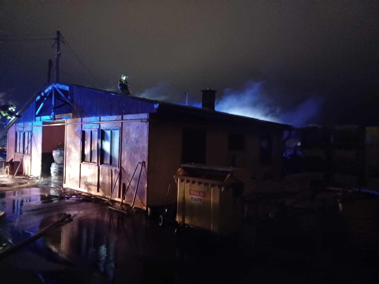 Požiar stavebnín v Skalici