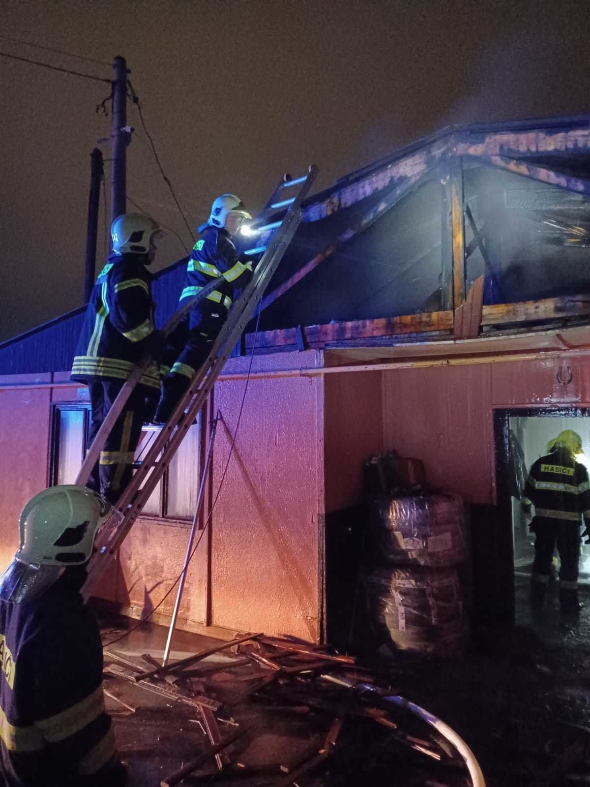 Požiar stavebnín v Skalici