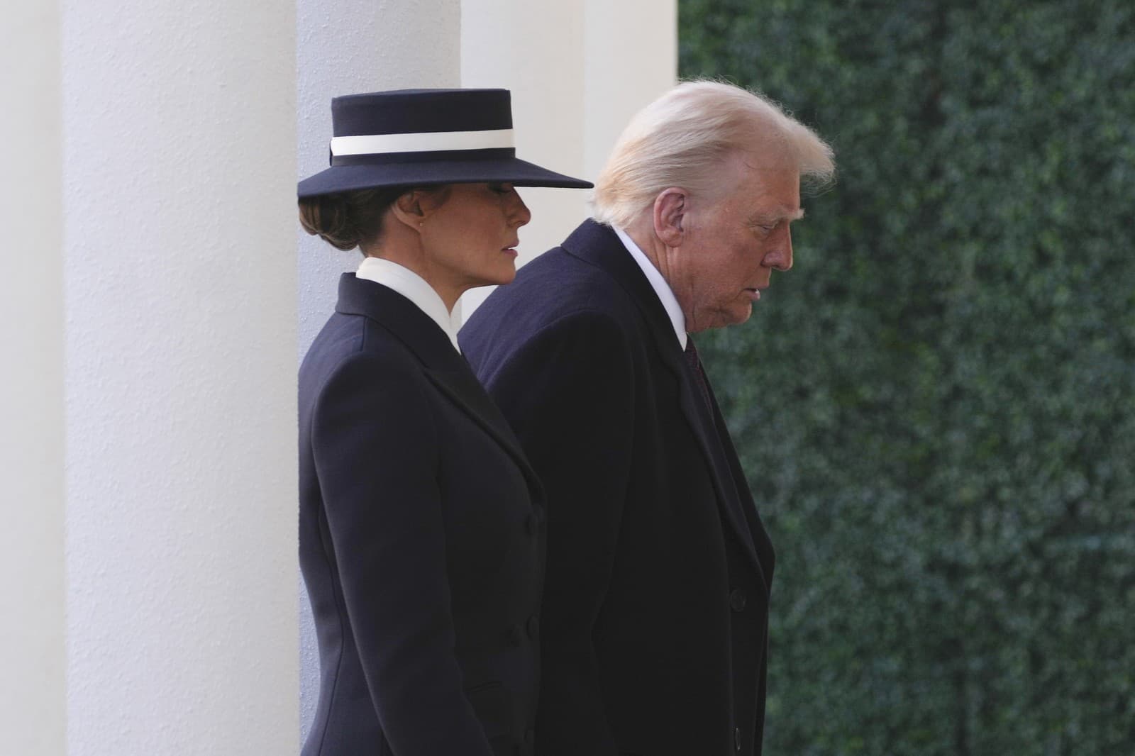 Zvolený americký prezident Donald Trump a jeho manželka Melania prichádzajú na bohoslužbu v Episkopálnom kostole Sv. Jána neďaleko Bieleho domu vo Washingtone.