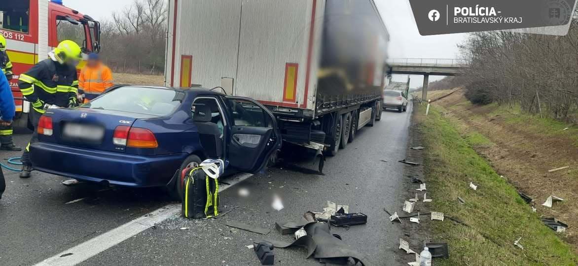 Na diaľnici D2 došlo k vážnej nehode