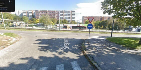 Polícia hľadá svedkov incidentu vodičov na križovatke v bratislavskej Dúbravke.