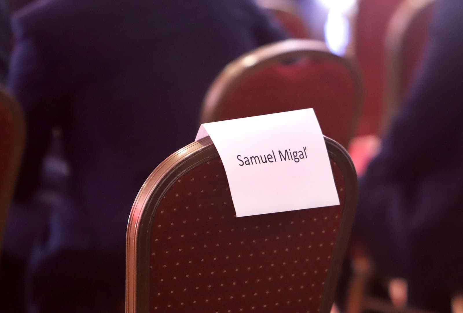 Voľná stolička s menom Samuel Migaľ počas pracovného kongresu strany HLAS – SD.