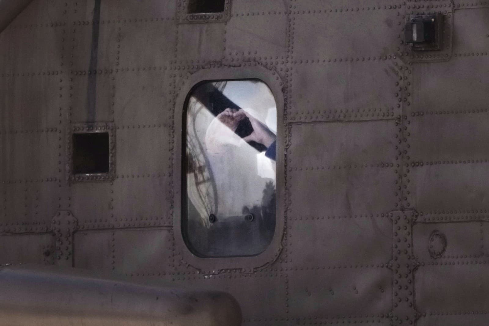 Prepustená izraelská vojačka Liri Albagová ukazuje srdce cez okno izraelského vojenského vrtuľníka.