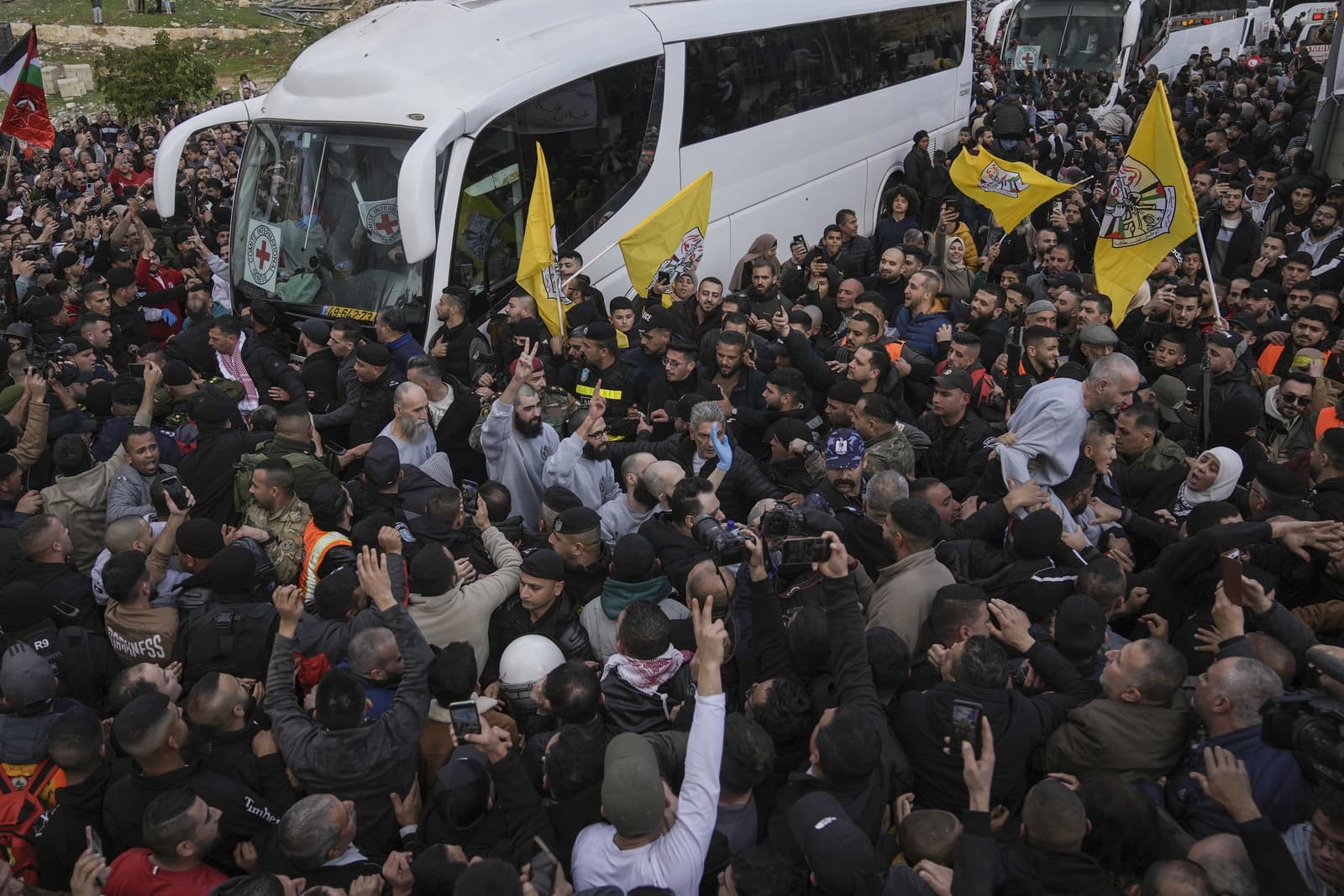 Ľudia vítajú autobus s prepustenými palestínskymi väzňami v meste Ramalláh na Západnom brehu Jordánu.