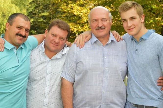 Prezident Alexandr Lukašenko (druhý sprava) so svojimi synmi Viktorom (prvý z ľava), Nikolajom (prvý sprava) a Dmitriim (druhý z ľava).