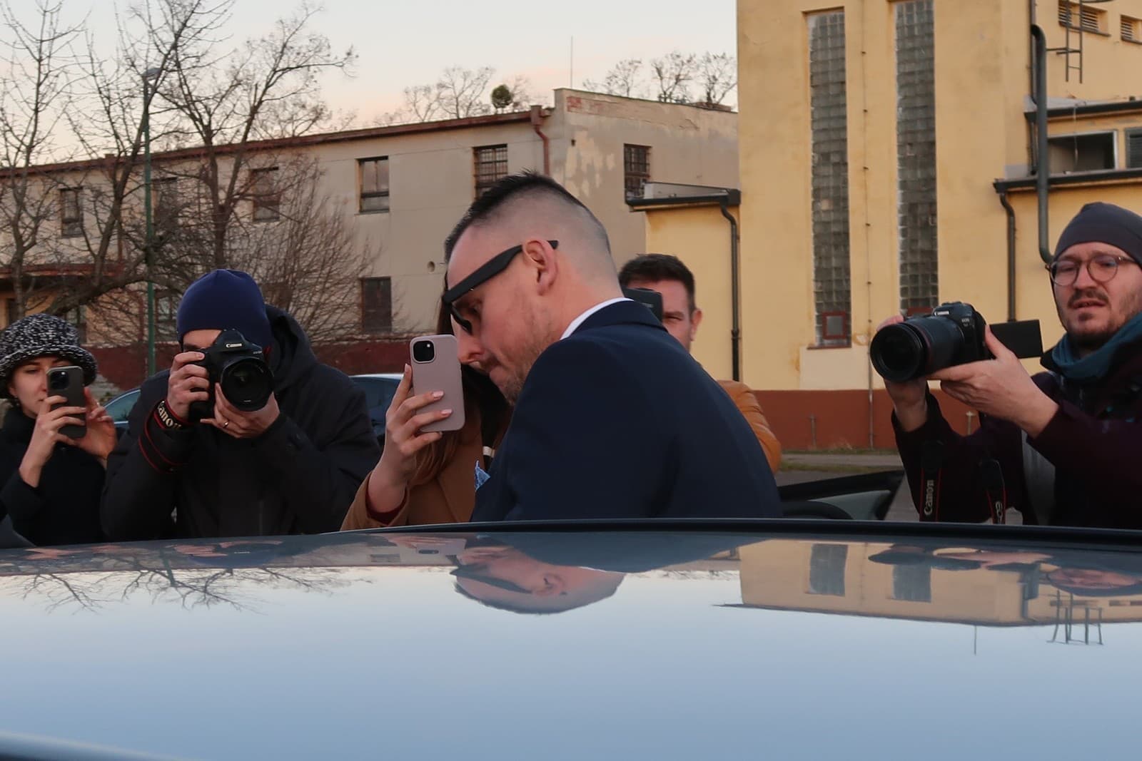 Trestne stíhaný Daniel Bombic nasadá do auta pred budovou Špecializovaného trestného súdu (ŠTS) v Pezinku.