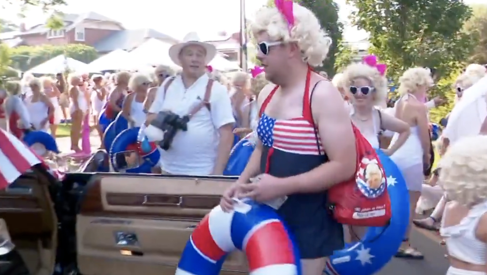 Snímka z videa charitatívného podujatia v Austrálii, kde sa ľudia prezliekli za Marilyn Monroe a plávali na podporu onkopacientov.