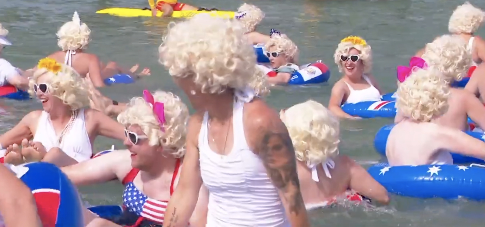Snímka z videa charitatívného podujatia v Austrálii, kde sa ľudia prezliekli za Marilyn Monroe a plávali na podporu onkopacientov.