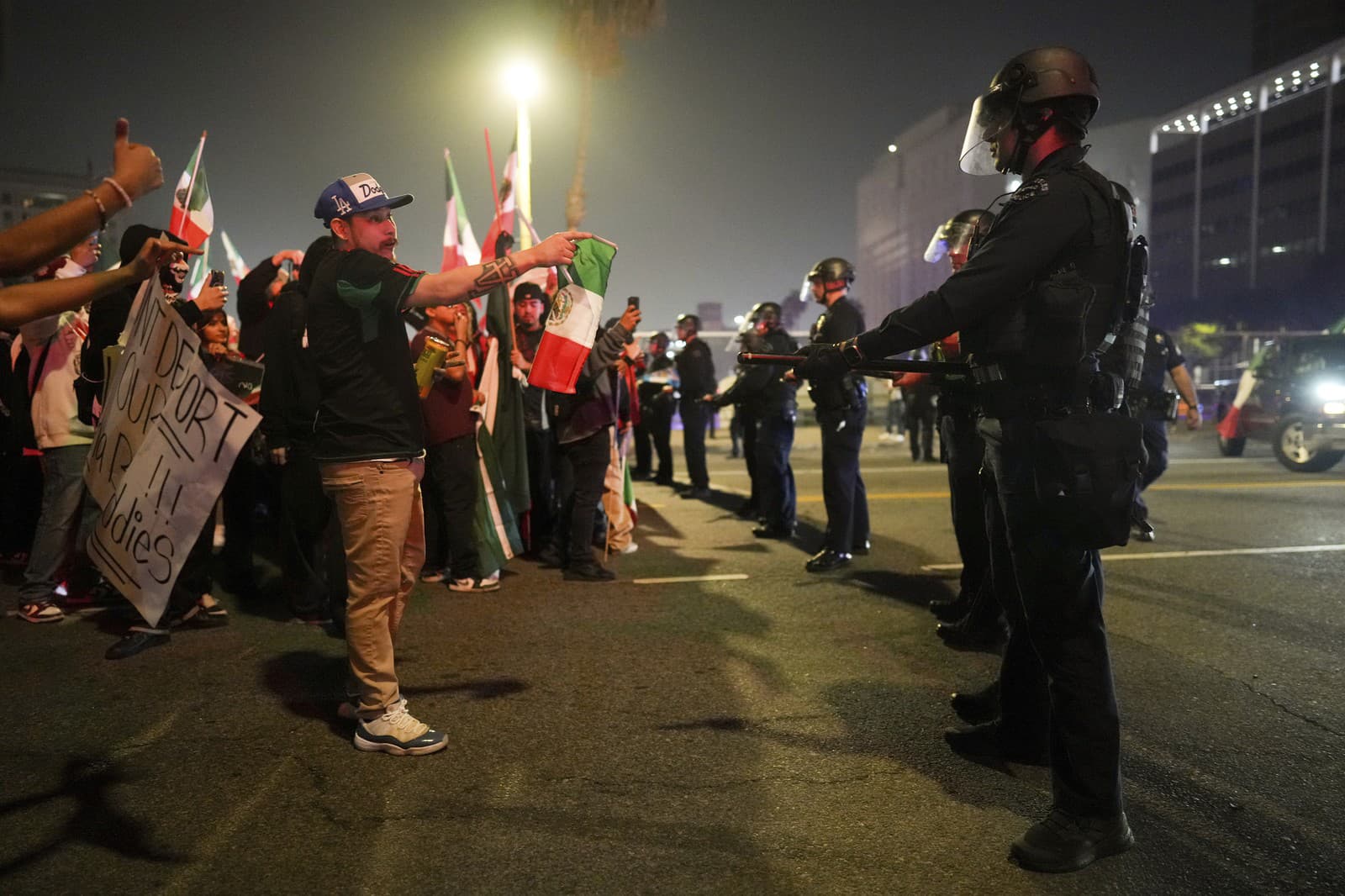 Demonštranti uzavreli diaľnicu 110 v LA počas protestu požadujúceho reformu prisťahovalectva.