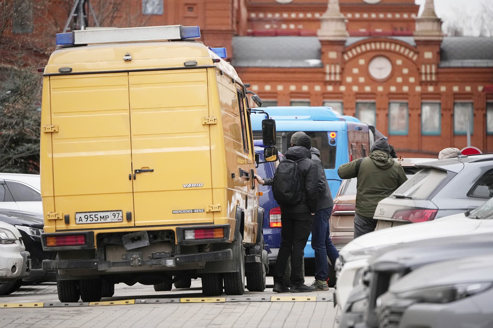 Pyrotechnici zasahujú po explózii pred výškovou obytnou budovou na severovýchode Moskvy.