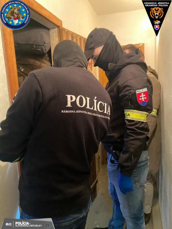 Policajná akcia Irakli. Obvinili gang, ktorý zarábal na falšovaní povolení pre cudzincov.