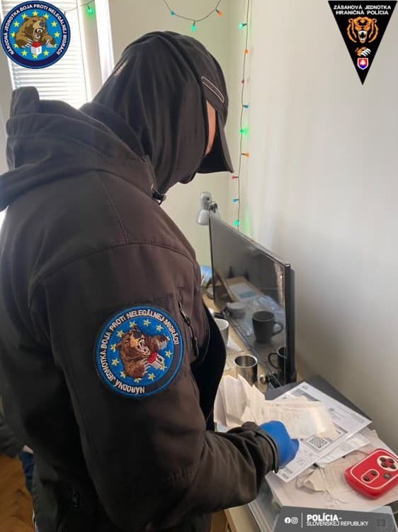 Policajná akcia Irakli. Obvinili gang, ktorý zarábal na falšovaní povolení pre cudzincov.