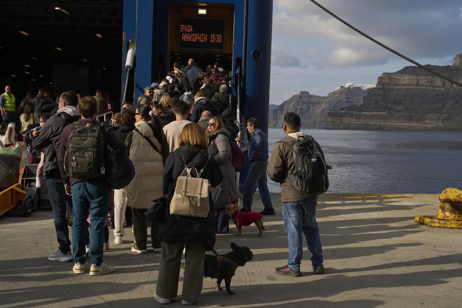 Cestujúci nastúpujú na trajekt do aténskeho prístavu Pireus.