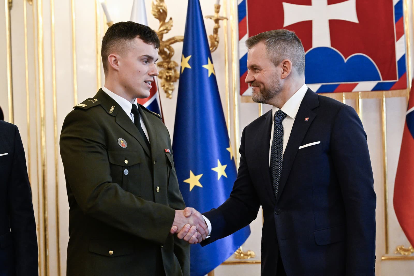 Vojak Dominik Jurko a prezident SR Peter Pellegrini.