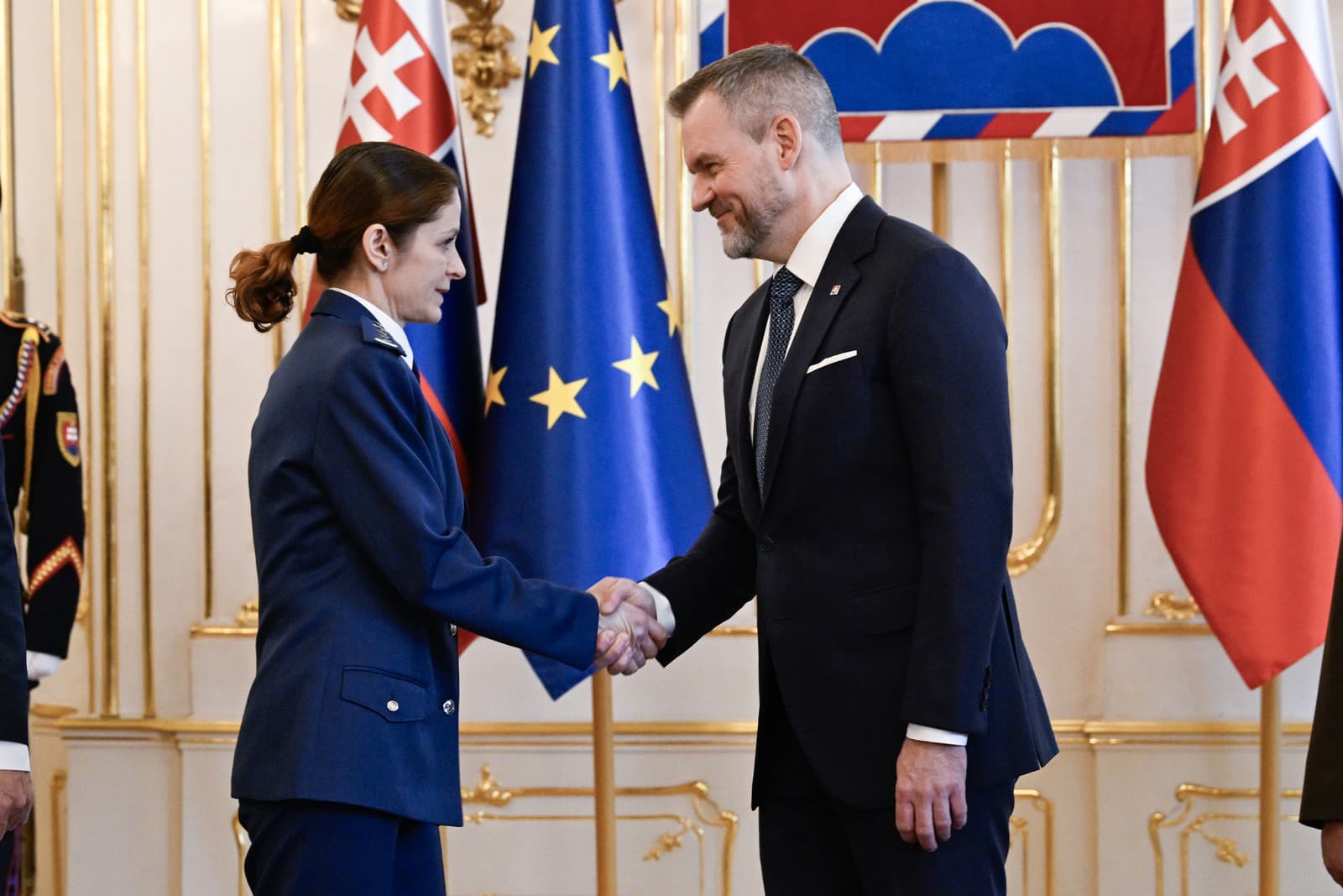 Vľavo manželka zosnulého príslušníka 51. krídla Prešov, majora Štefana Velikého Viera a prezident SR Peter Pellegrini.