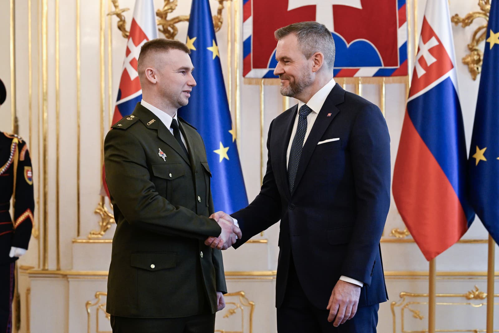 Poručík Peter Jurov a prezident SR Peter Pellegrini.