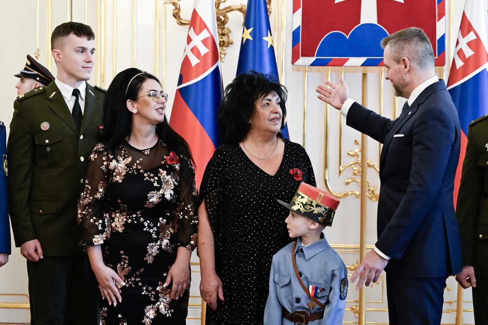 Zľava vojak Dominik Jurko, učiteľky Základnej školy M. R. Štefánika v Spišskej Belej Petra Džerengová a Beáta Gottzmanová a prezident SR Peter Pellegrini.