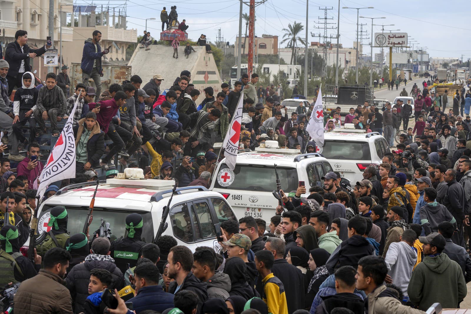 Vozidlá Červeného kríža, ktoré sprevádzajú bojovníci palestínskeho radikálneho hnutia Hamas.