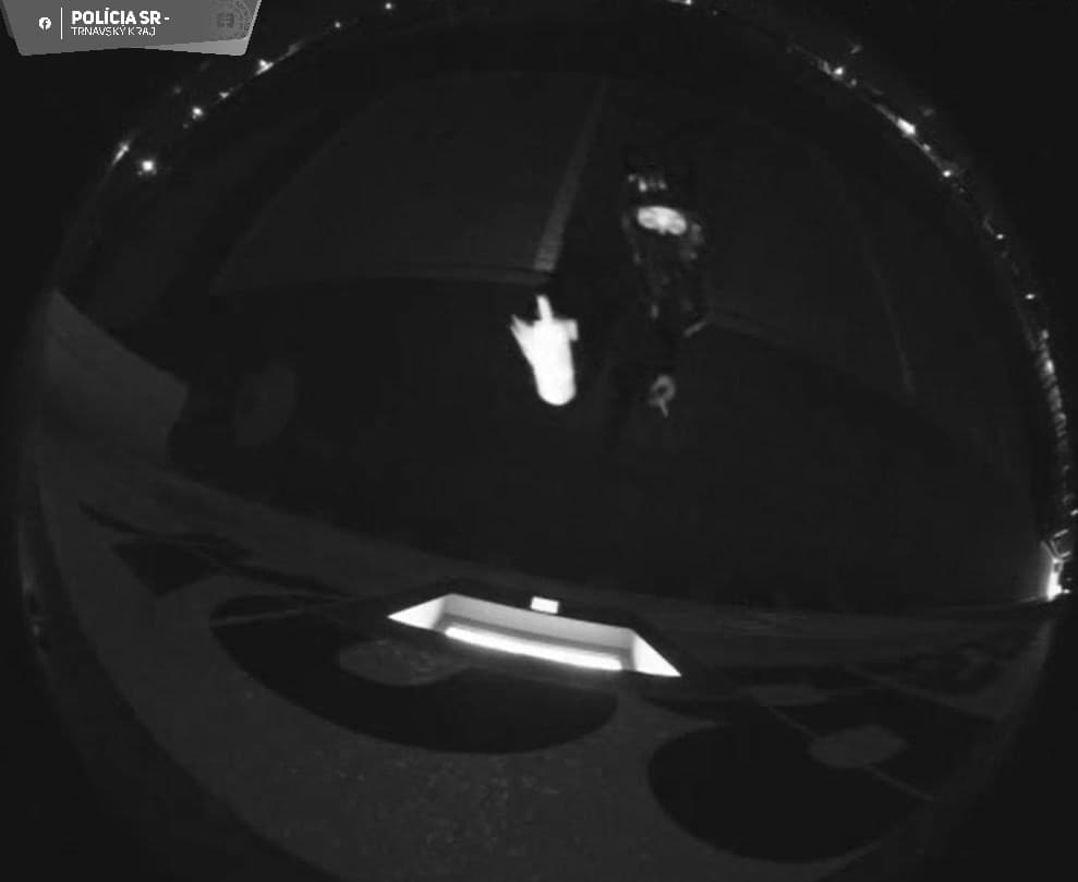 Polícia pátra po totožnosti muža, ktorý sa vlámal do AlzaBoxu